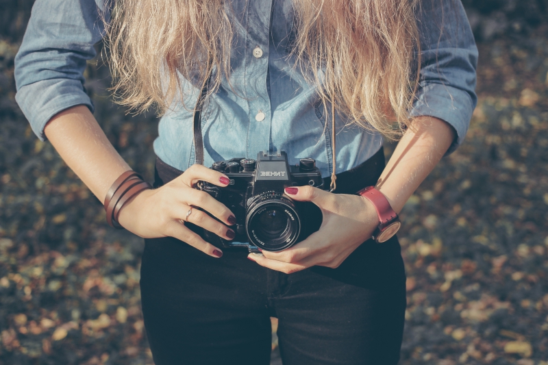 photographe-RAYOL CANADEL SUR MER-min_hand-person-girl-woman-camera-photography-614-pxhere.com