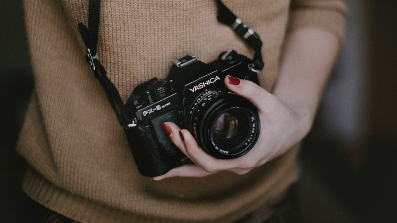 photographe-RAYOL CANADEL SUR MER-min_woman-camera-photography-photographer-slr-dslr-319-pxhere.com